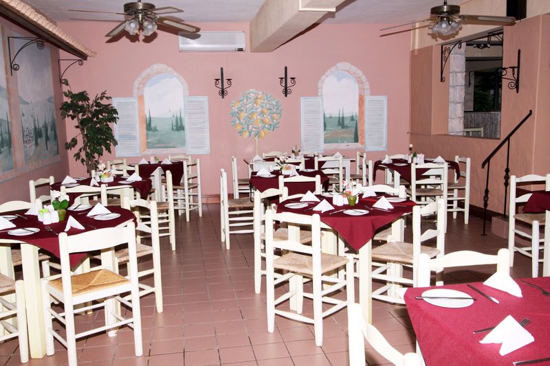 Kat Leisure Windsor Cabanas Courtyard photo 3