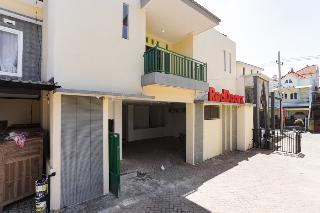RedDoorz Near Plaza Araya