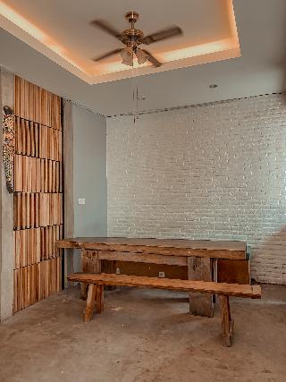 RedDoorz near Lippo Mall 2