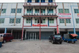 RedDoorz Plus Near Kepri Mall