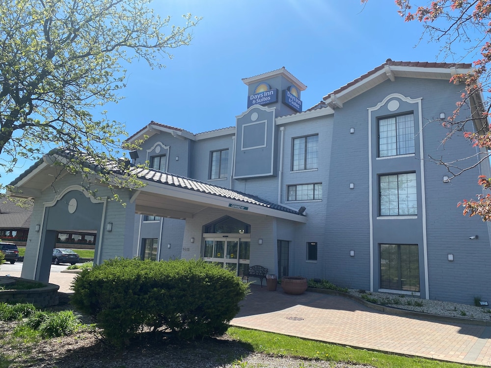 Days Inn & Suites by Wyndham Arlington Heights