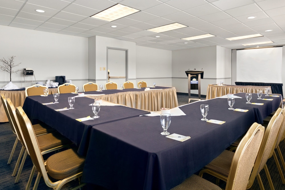 Days Inn & Suites by Wyndham Moncton