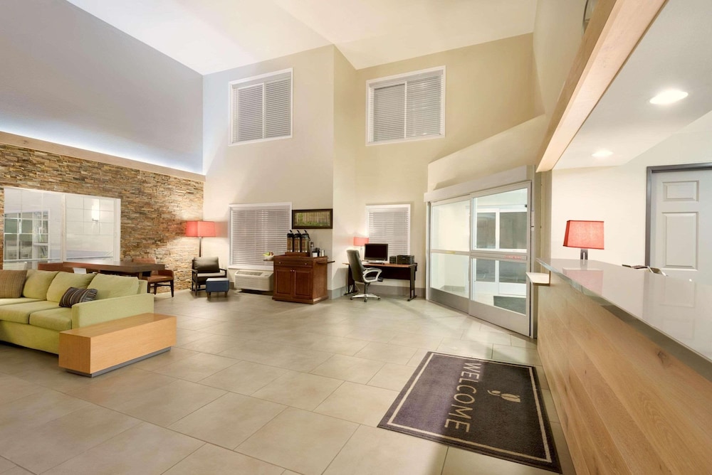 Country Inn & Suites by Radisson, Chippewa Falls, WI