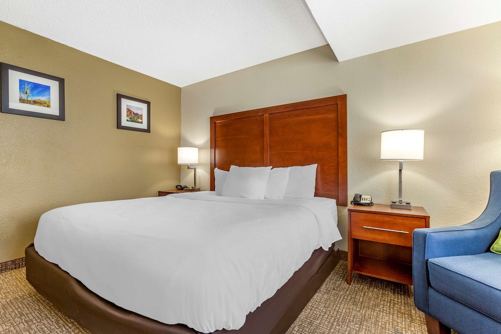 Comfort Inn & Suites Phoenix North / Deer Valley
