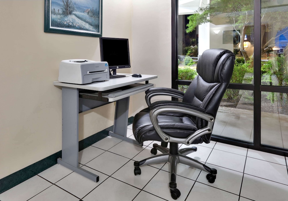 Days Inn & Suites by Wyndham Bentonville