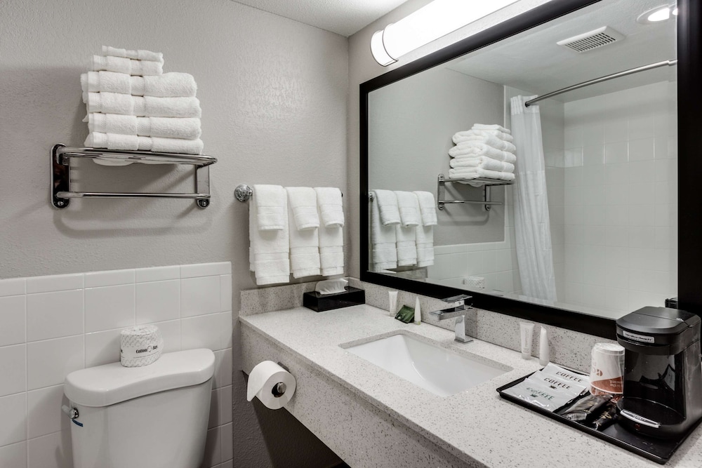 Days Inn & Suites by Wyndham Spokane