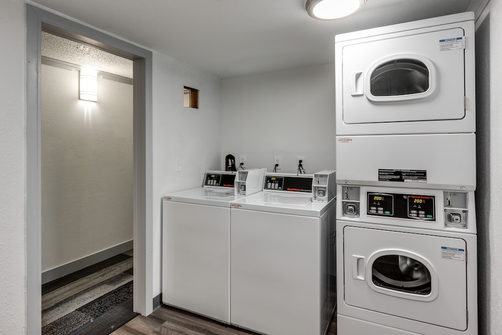 Days Inn & Suites by Wyndham Spokane
