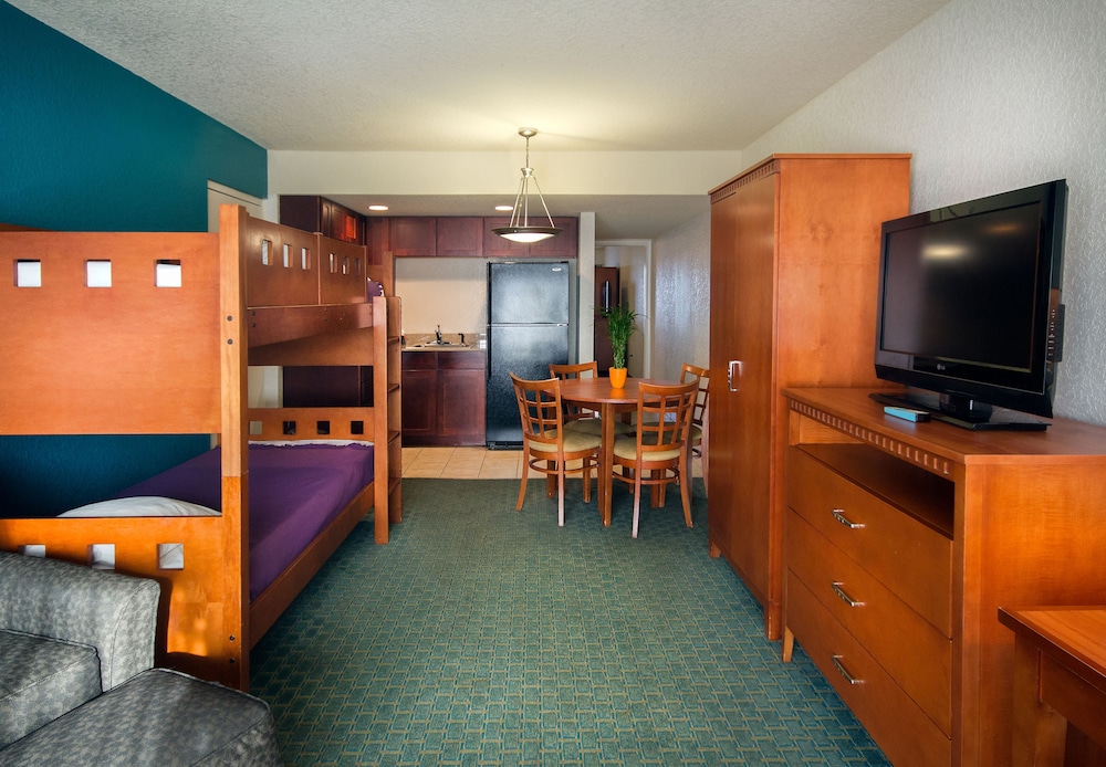 Ramada by Wyndham Hotel & Water Park photo 3