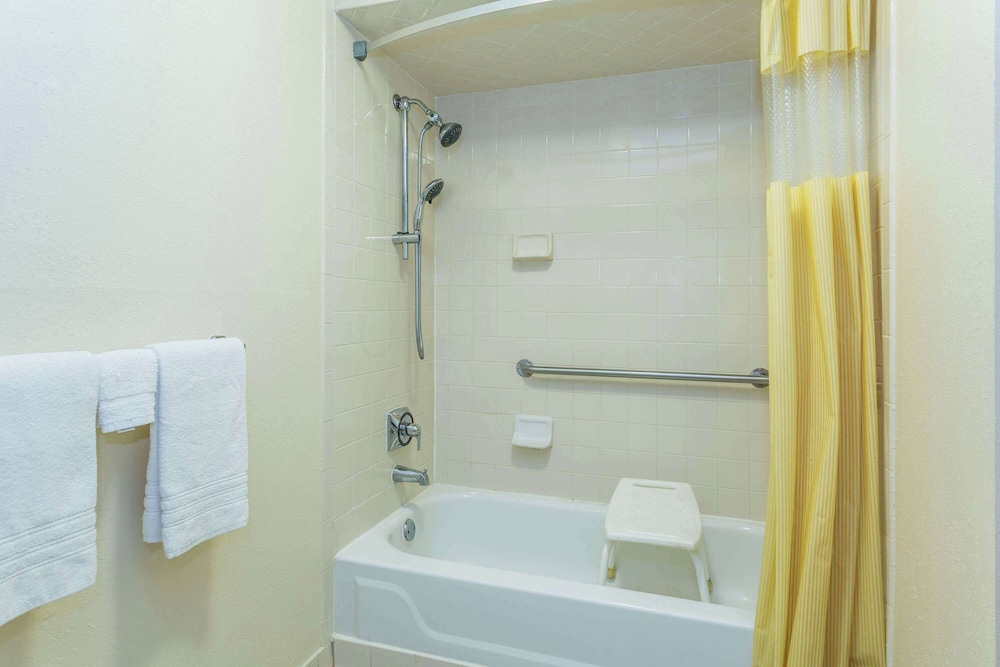 Days Inn by Wyndham Lake Park/Valdosta