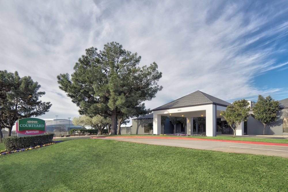 Courtyard by Marriott Dallas Arlington/Entertainment Dist