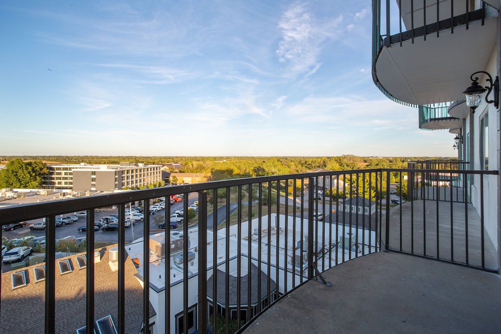 Orangewood Inn & Suites Kansas City Airport