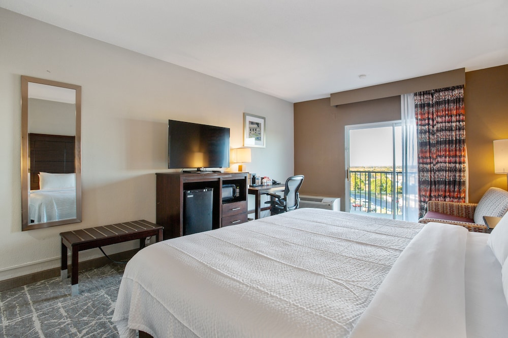 Orangewood Inn & Suites Kansas City Airport