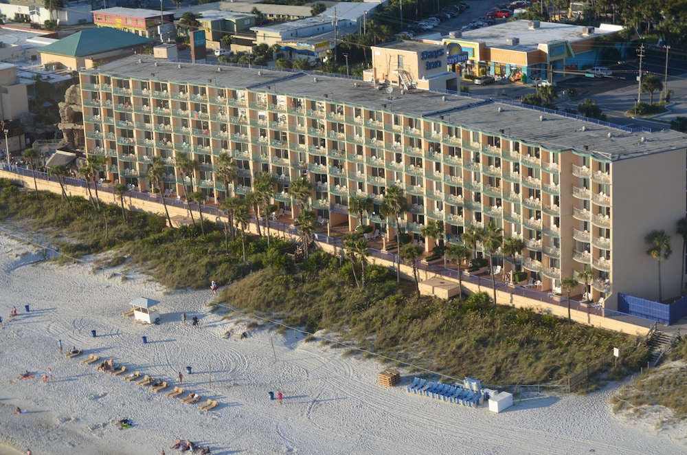 Days Inn by Wyndham Panama City Beach/Beachfront Resort