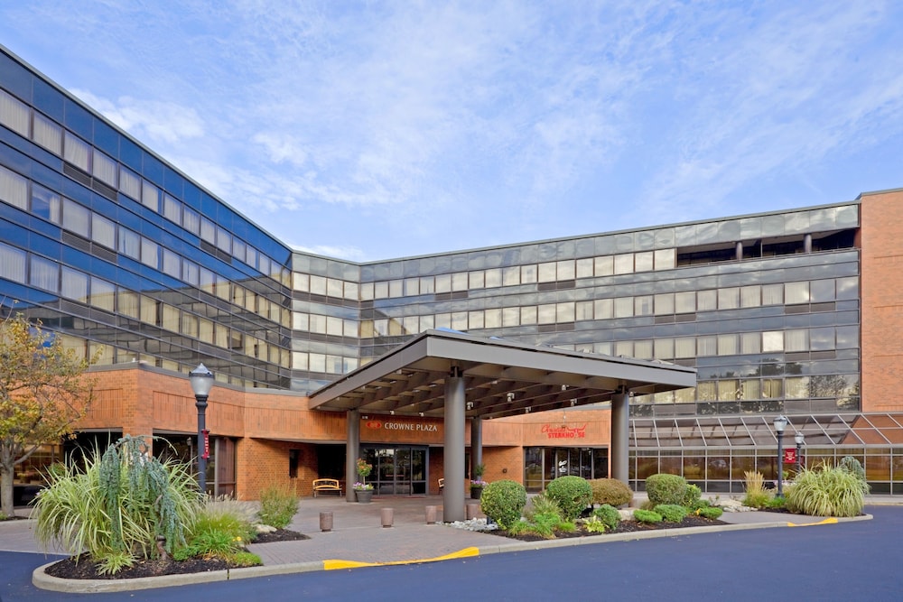 Crowne Plaza Edison by IHG