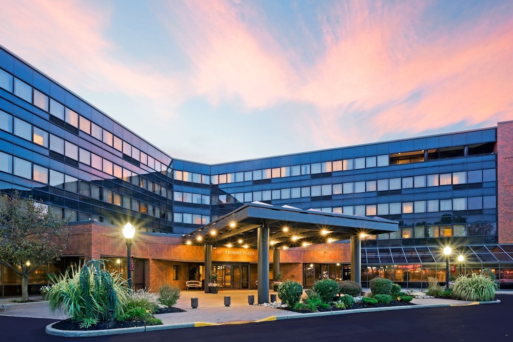 Crowne Plaza Edison by IHG