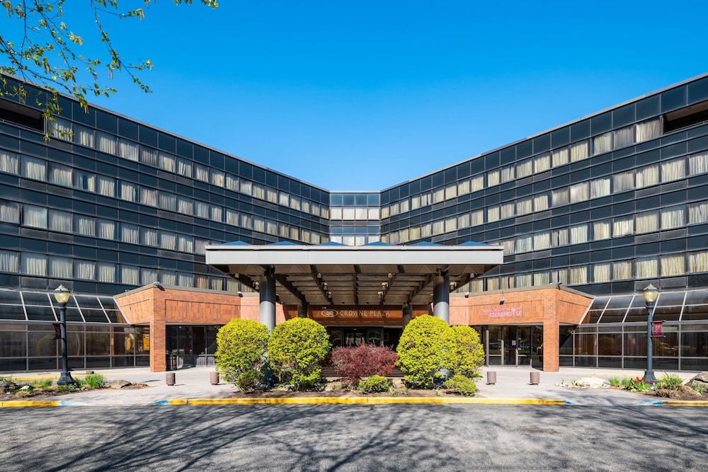 Crowne Plaza Edison by IHG