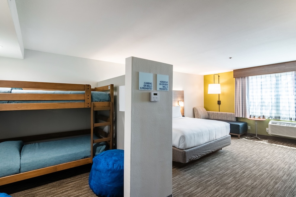 Holiday Inn Express & Suites Camarillo by IHG