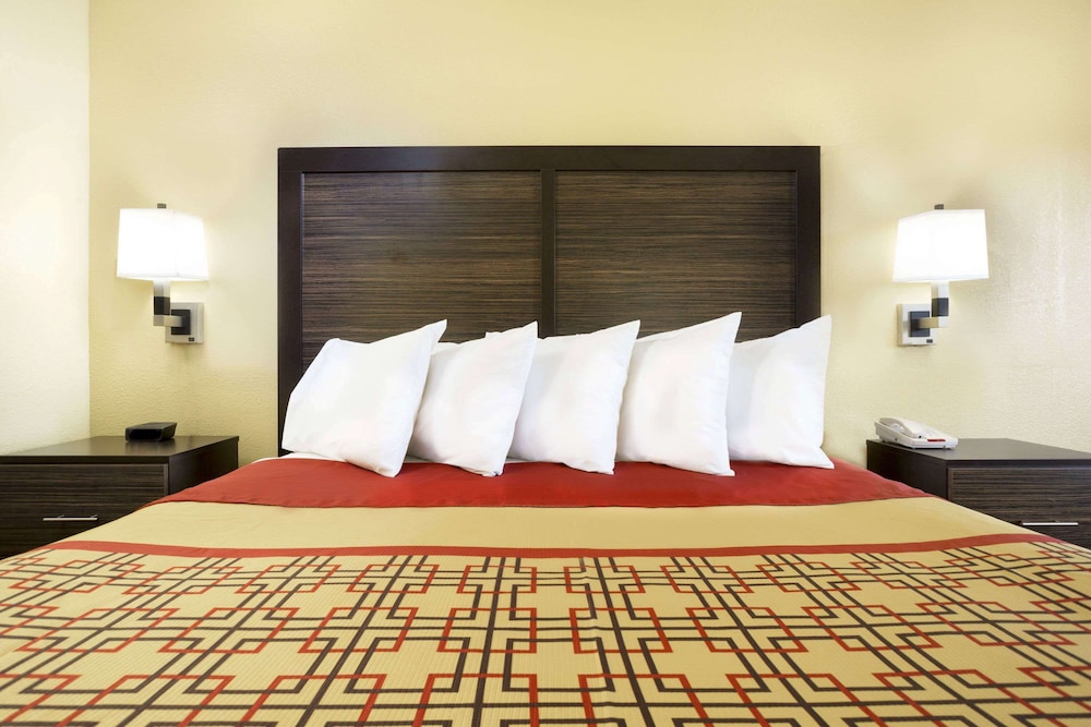 Days Inn by Wyndham Columbus-North Fort Moore