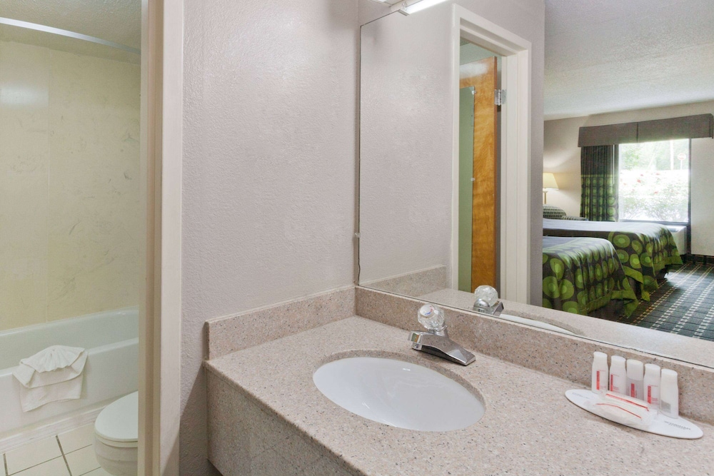 Super 8 by Wyndham Knoxville West/Farragut