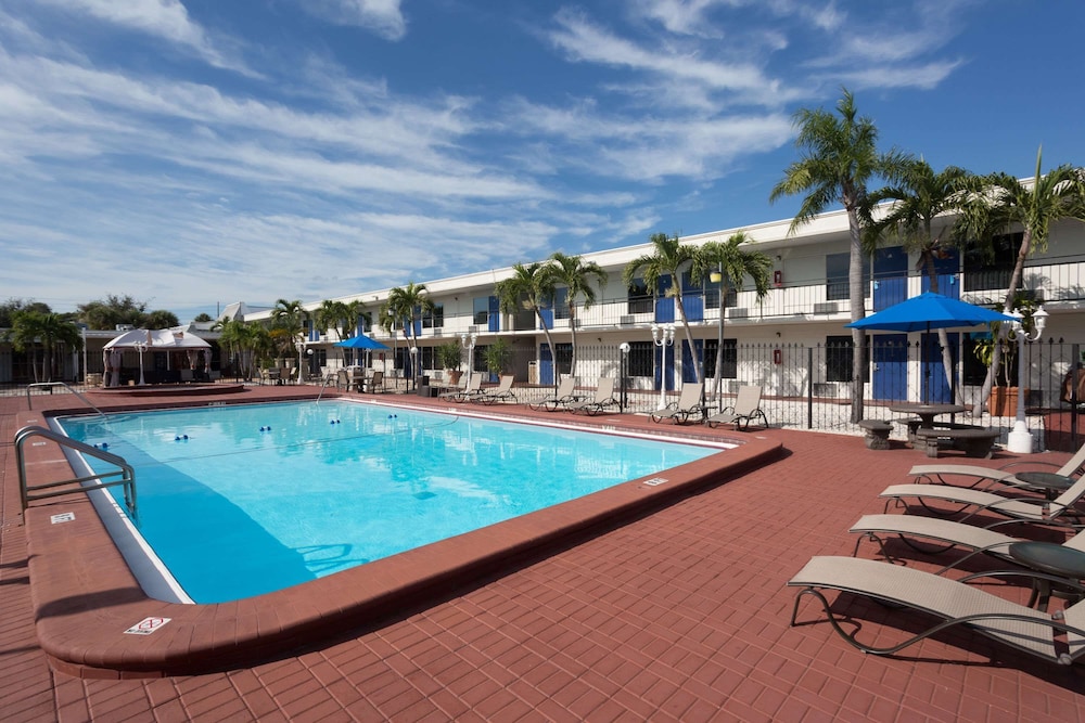 Days Inn by Wyndham St. Petersburg / Tampa Bay Area