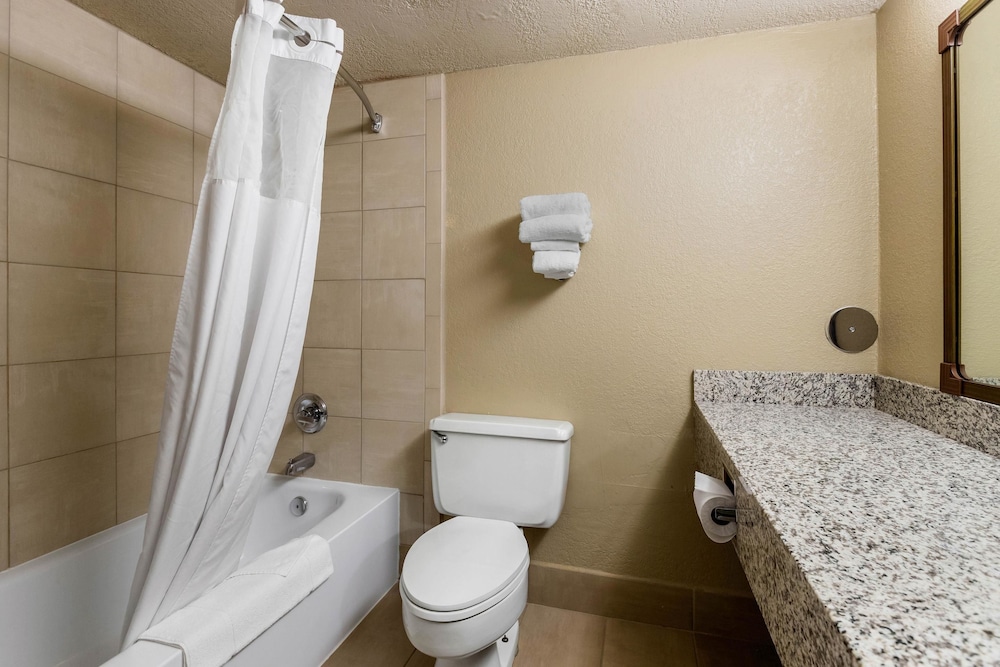 Quality Inn & Suites Des Moines - Merle Hay Road