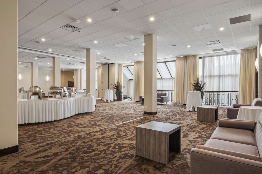 Best Western Premier Calgary Plaza Hotel & Conference Centre photo 4