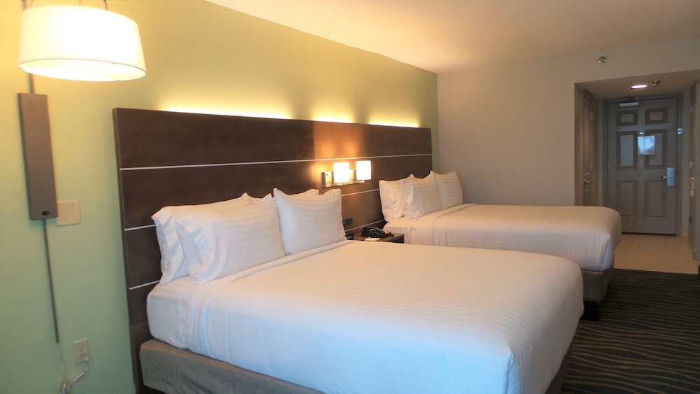 Holiday Inn Express & Suites Oceanfront by IHG