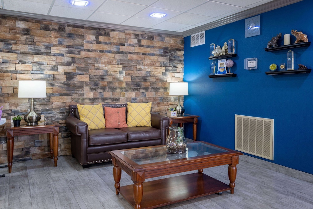 Days Inn & Suites by Wyndham Commerce