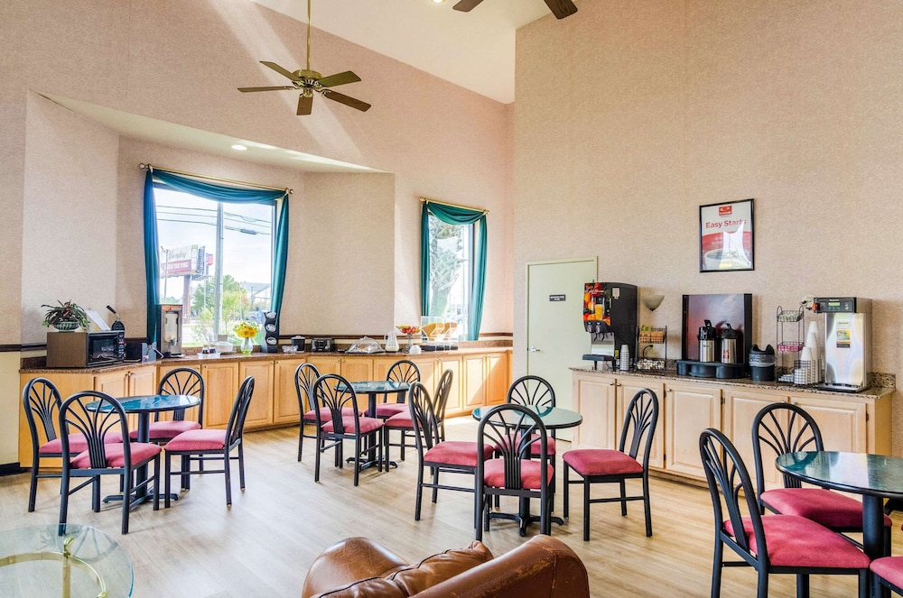 Econo Lodge Inn & Suites