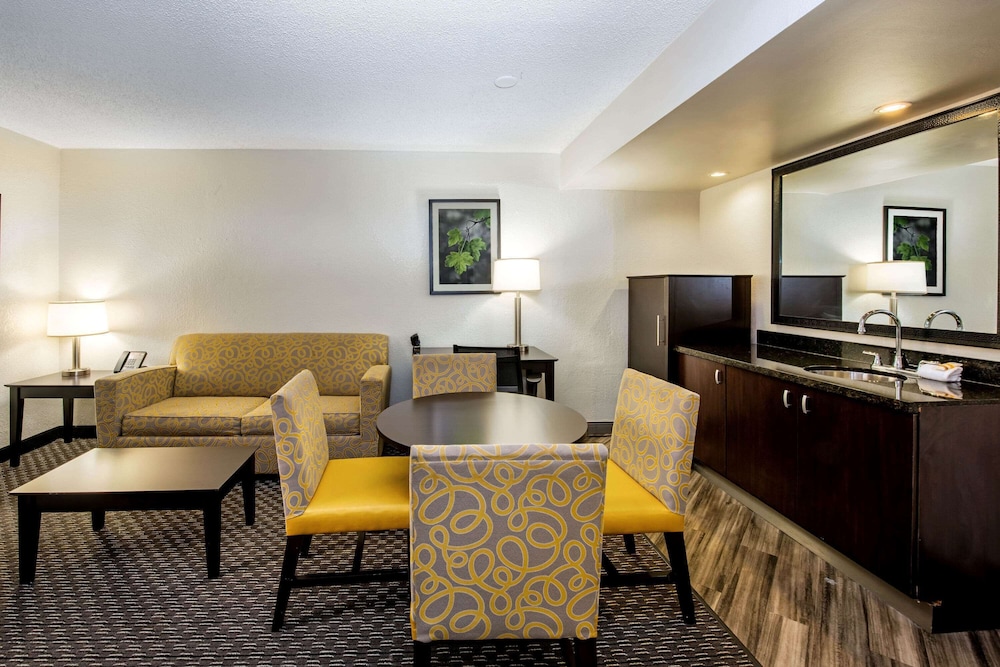 La Quinta Inn & Suites by Wyndham Fort Lauderdale Tamarac