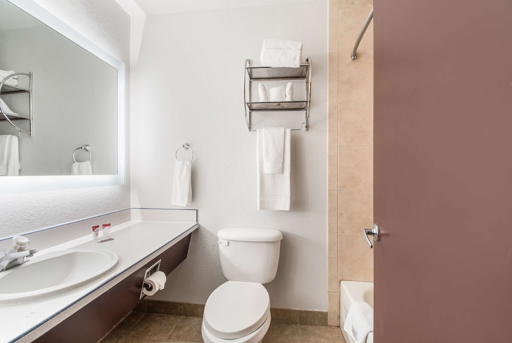Red Lion Inn & Suites Vancouver