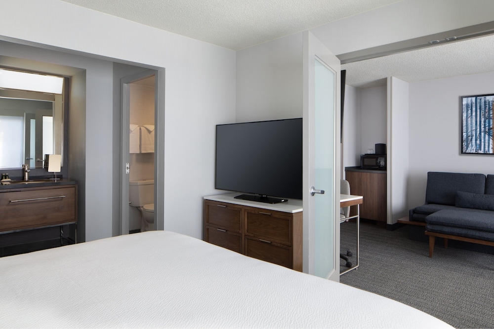 Courtyard by Marriott Chicago Downtown River North