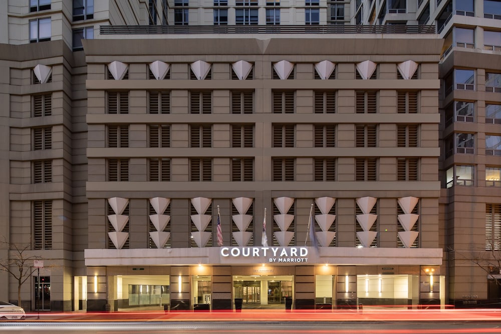 Courtyard by Marriott Chicago Downtown River North