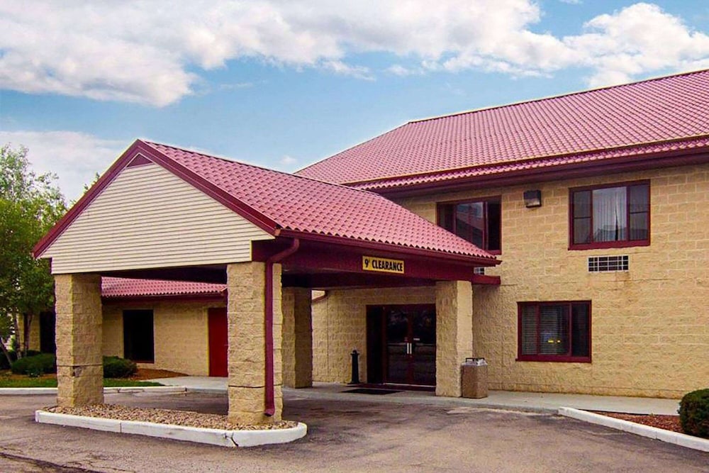 Super 8 by Wyndham Sturtevant/Racine