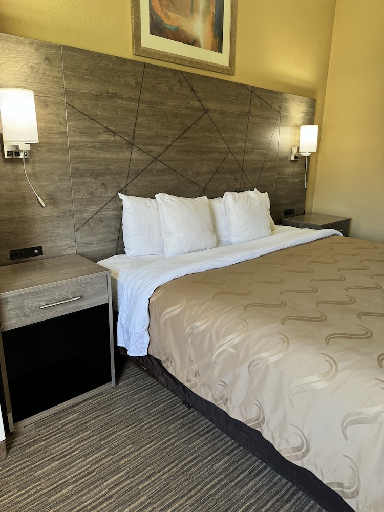 Quality Inn near I-72 and Hwy 51