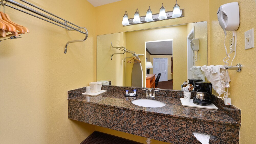 Xecutive Inn and Suites