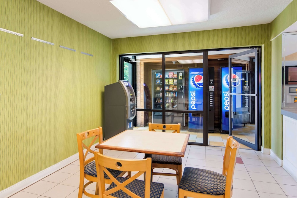 Rodeway Inn At Fort Lee