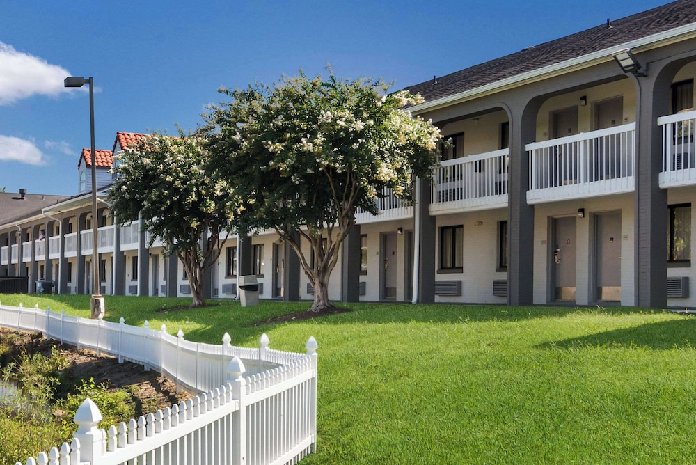 Rodeway Inn At Fort Lee