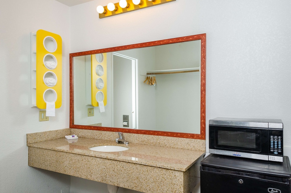 Motel 6 Oakdale, CA