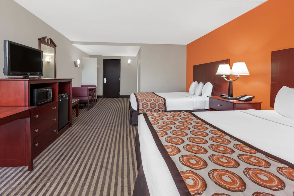 Howard Johnson by Wyndham Arlington Ballpark / Six Flags
