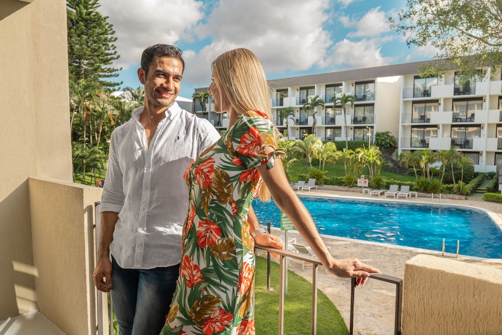 Irazu Hotel & Studios