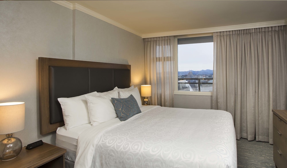 Chateau Victoria Hotel and Suites photo 4