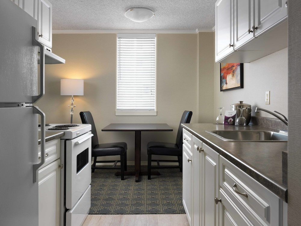 Chateau Victoria Hotel and Suites