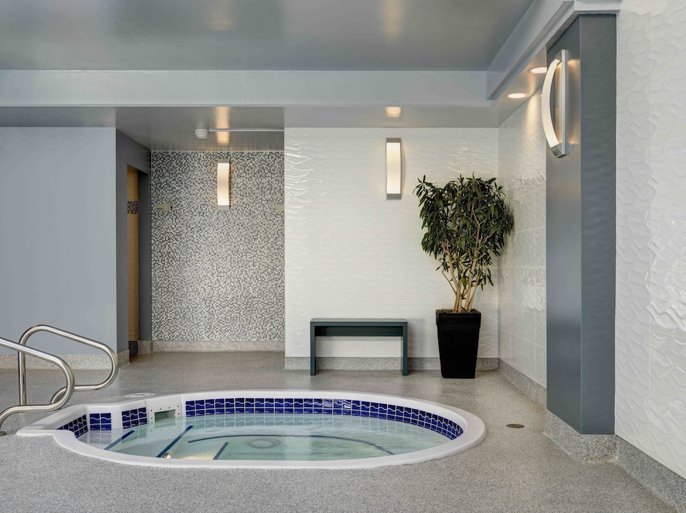 Chateau Victoria Hotel and Suites