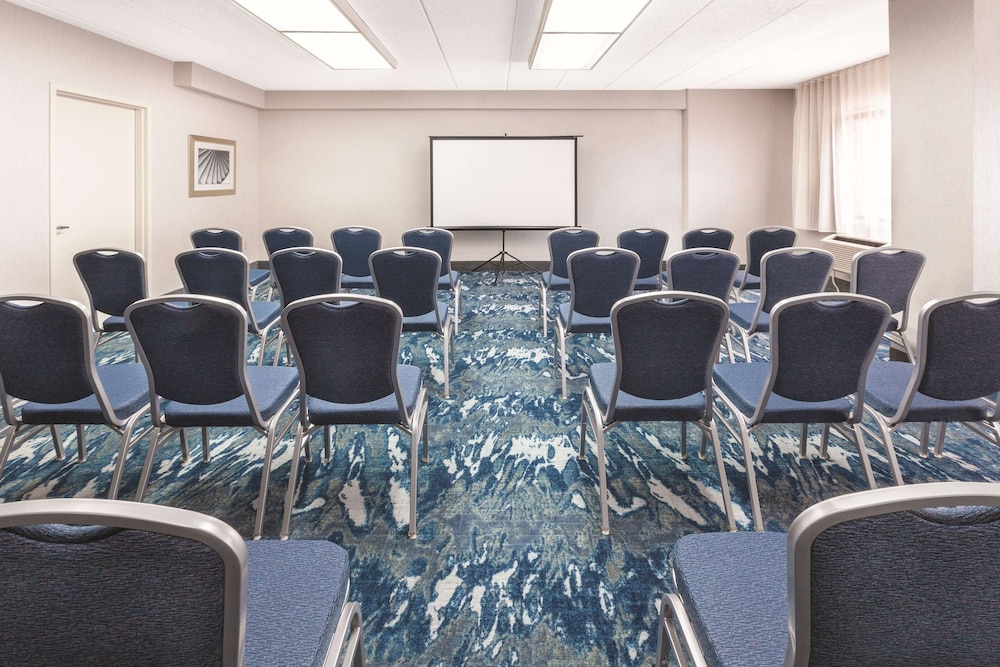 La Quinta Inn & Suites by Wyndham Philadelphia Airport