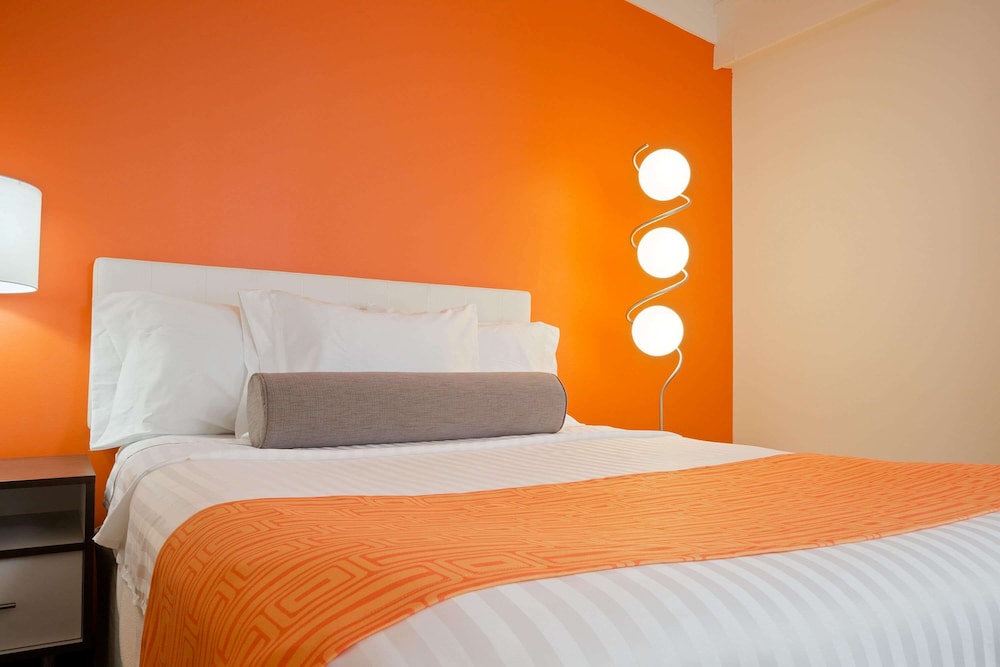 Howard Johnson Hotel by Wyndham Toms River