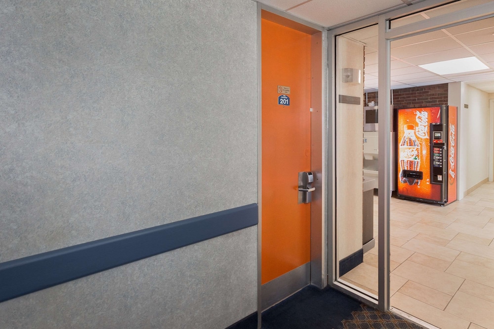 Howard Johnson Hotel by Wyndham Toms River