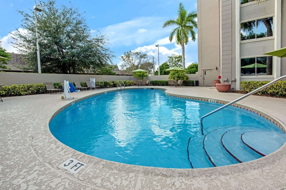La Quinta Inn & Suites by Wyndham Coral Springs South photo 2
