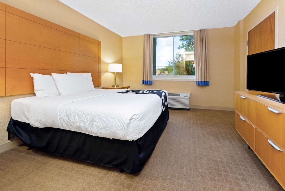 La Quinta Inn & Suites by Wyndham Coral Springs South photo 5