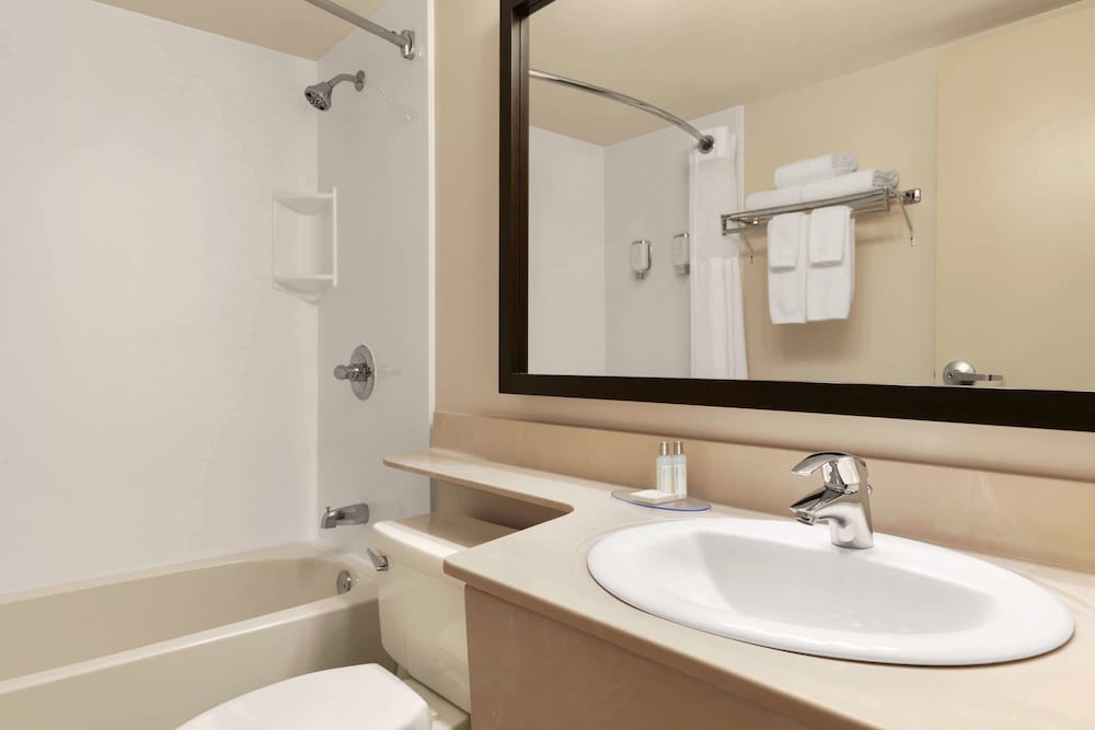 Travelodge Suites by Wyndham Moncton photo 3